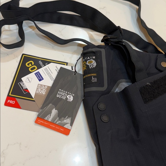 🎿Mountain Hardwear Gore-Tex Pro Pants. For your winter weather activities.
⛷️🏂 - Picture 12 of 16